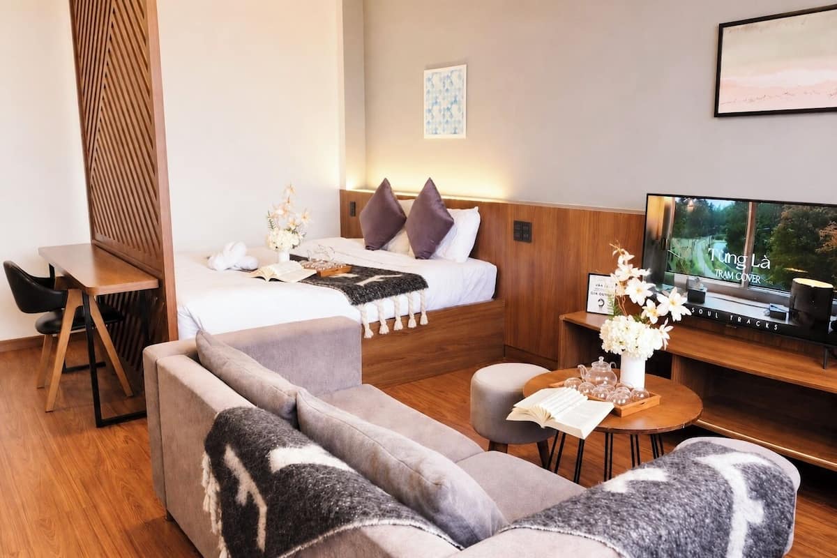 Deluxe Studio, City View | Living area