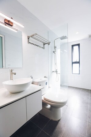 Penthouselejlighed - balkon - bjergudsigt | Badeværelse | Bruser, gratis toiletartikler, hårtørrer, hjemmesko