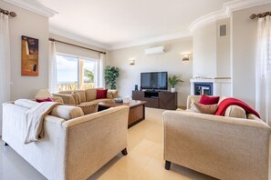 Fernseher, Kamin, Videospiele, DVD-Player