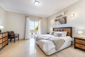 5 bedrooms, iron/ironing board, WiFi, bed sheets