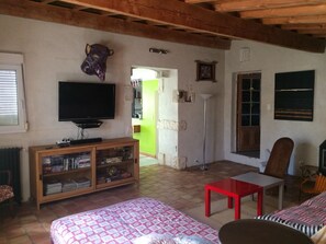 3 bedrooms, iron/ironing board, travel cot, free WiFi - 110m2 house + pool, No neighbors, in the countryside between Uzès and Cévennes (Occitanie)