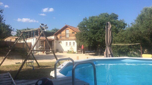 A swimming pool with a wooden deck and a soccer ball. - 110m2 house + pool, No neighbors, in the countryside between Uzès and Cévennes (Occitanie)