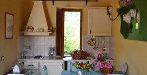 Réfrigérateur, four à micro-ondes, surface de cuisson, cafetière-théière