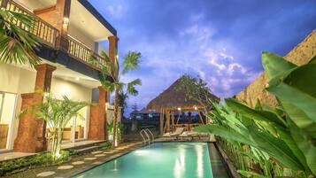 Kolam renang outdoor, dengan kursi berjemur