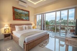 Desk, laptop workspace, blackout curtains, soundproofing - Sujiwa Ubud Hotel & Villa (Sukawati)