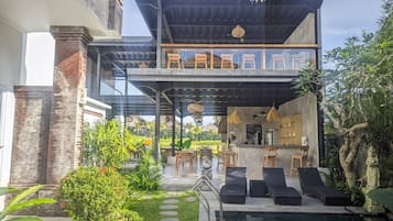 Piscina externa, espreguiçadeiras