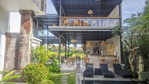 Outdoor pool, pool loungers - Sujiwa Ubud Hotel & Villa (Sukawati)