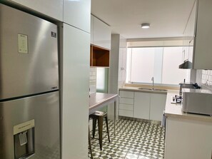 Apartamento (2 Bedrooms) | Cocina privada | Frigorífico, horno, congelador y mesa de comedor