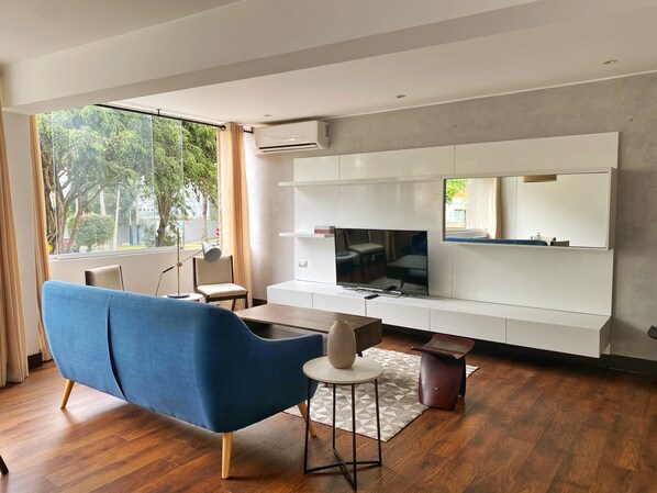 Apartment, 2 Bedrooms | Living room | 50-inch TV with digital channels, Netflix, streaming services - Luxury 2BR in Blas Cerdeña, San Isidro (Lima)
