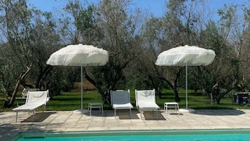 Piscina stagionale all'aperto, ombrelloni da piscina, lettini