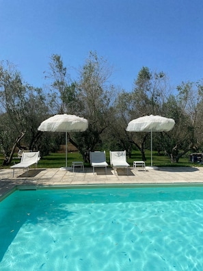 Seasonal outdoor pool, pool umbrellas, sun loungers - Tenuta Sidore (Cursi)
