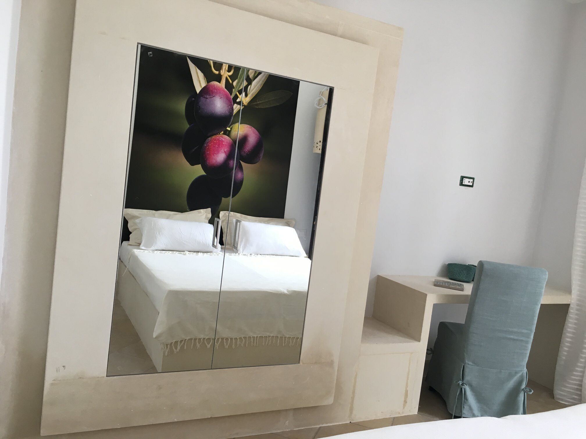 Una habitación de hotel con cama, escritorio y silla.