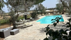 Sæsonbestemt udendørs pool, parasoller, liggestole