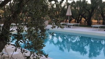 Sæsonbestemt udendørs pool, parasoller, liggestole