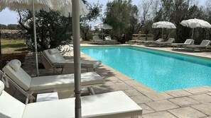 Seasonal outdoor pool, pool umbrellas, pool loungers - Tenuta Sidore (Cursi)