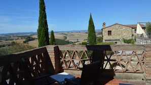 Property grounds - House with private garden in the Crete Senesi (Asciano)