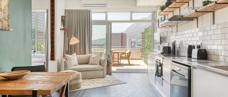 Een koelkast, een magnetron, een oven, een kookplaat