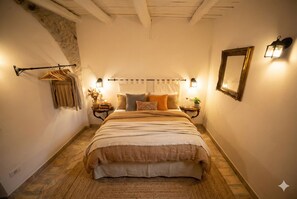 7 dormitorios, caja fuerte, escritorio y tabla de planchar con plancha