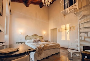7 chambres, coffres-forts dans les chambres, bureau