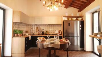 Kühlschrank, Mikrowelle, Ofen, Geschirrspüler