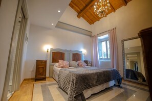 7 soveværelser, pengeskab på værelset, skrivebord, strygejern/strygebræt