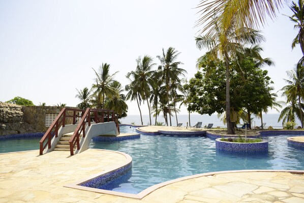 Outdoor pool - Sunrise View Beachfront Apartments (Mombasa)