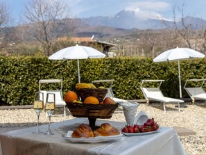 Outdoor dining - Cosy apartment for 6 guests with WIFI, A/C, TV and pets allowed (Santa Venerina)