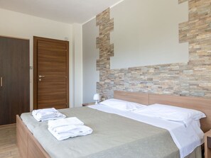 2 bedrooms, iron/ironing board, travel crib, free WiFi - Cosy apartment for 6 guests with WIFI, A/C, TV and pets allowed (Santa Venerina)