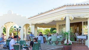 Outdoor dining - Wonderful  villa for 4 people with A/C, pool, WIFI, TV and terrace (Porches)