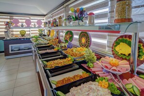 Breakfast, lunch and dinner served - Ergun Hotel (Alanya)