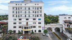 A multi-story hotel with a central entrance, balconies, and a sign reading "Habana Hotel".