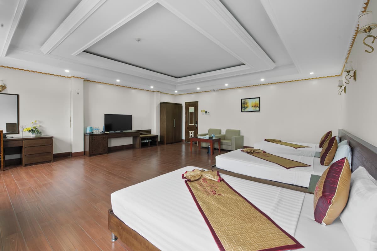 Premier Triple Room | Minibar, desk, blackout curtains, soundproofing