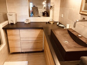Douche, séchoir à cheveux, serviettes fournies, savon
