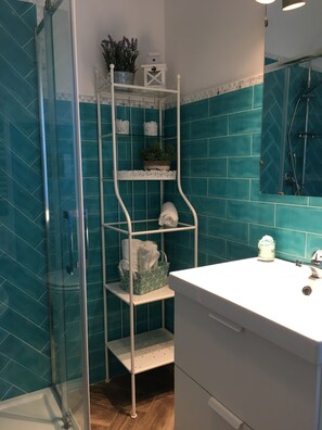 Regadera, secadora de cabello, bidet, jabón 