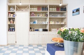 Desayuno continental (EUR 10 por persona)
