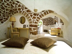 Casa tradicional (Trullo) | Caja de seguridad en la habitación, cunas y ropa de cama