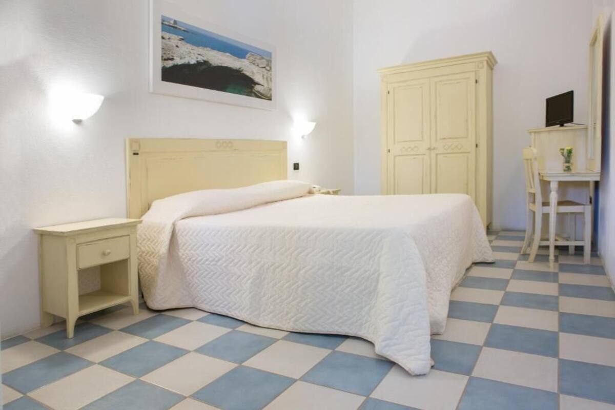 Caja de seguridad en la habitación, cunas y ropa de cama