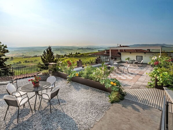 Outdoor dining - Lovely apartment for 2 people with pool, WIFI, TV, patio and pets allowed (La Morra)