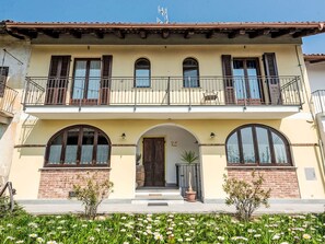 Exterior detail - Lovely apartment for 2 people with pool, WIFI, TV, patio and pets allowed (La Morra)