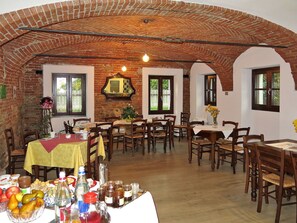 Dining - Lovely apartment for 2 people with pool, WIFI, TV, patio and pets allowed (La Morra)