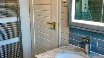 Hiustenkuivaaja, pyyhkeet, saippua, sampoo