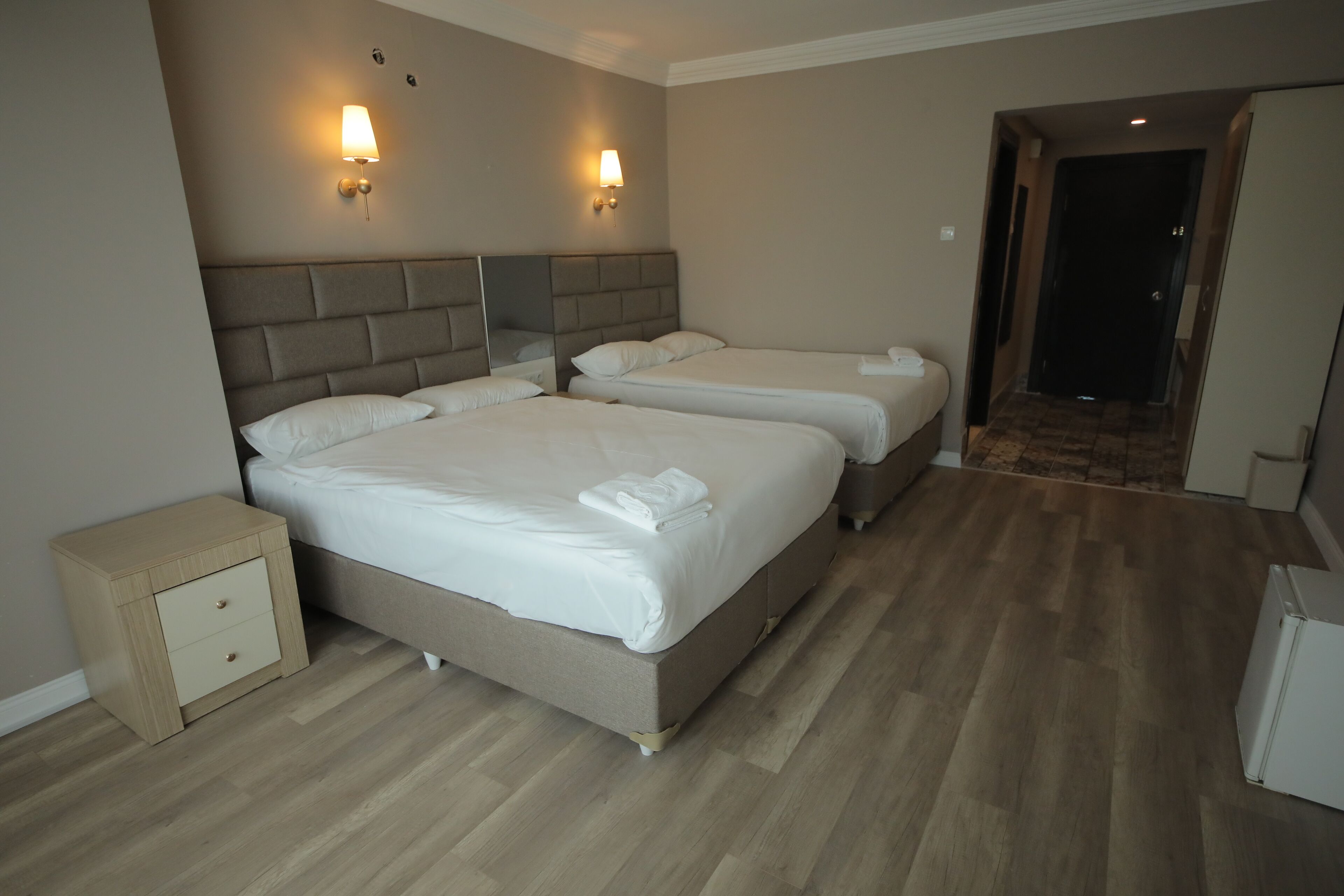 family room | 1 bedroom, laptop workspace, free wifi, bed sheets