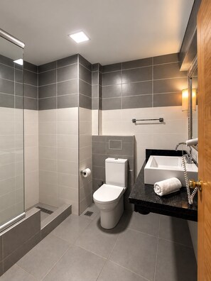 A modern bathroom with a shower, toilet, and sink. - Samsun Airport Resort Hotel (Tekkekoy)