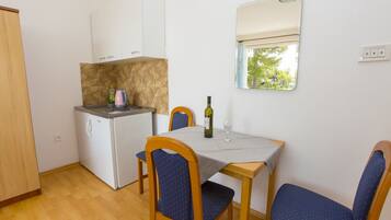 Comfort studio with terrace and sea view A3 | Private kitchenette | Fridge, stovetop, electric kettle, cookware/dishes/utensils