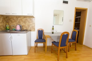 Comfort studio with terrace and sea view A3 | Private kitchenette | Fridge, stovetop, electric kettle, cookware/dishes/utensils