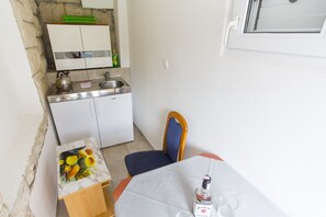 One bedroom apartment (2 adults) with terrace and sea view A2 | Private kitchenette - Apartmani Villa Dvorski (Baska Voda)