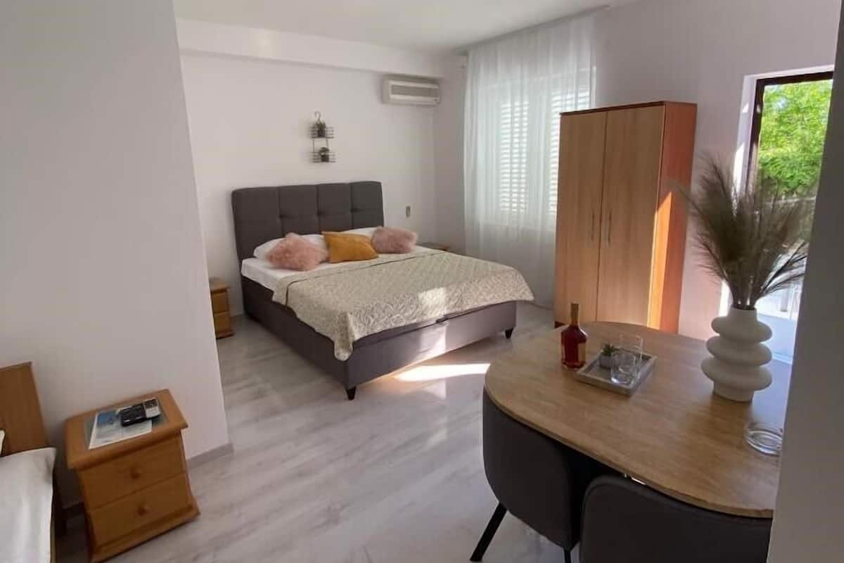Comfort studio with terrace and sea view A4 | 1 bedroom, free WiFi, bed sheets