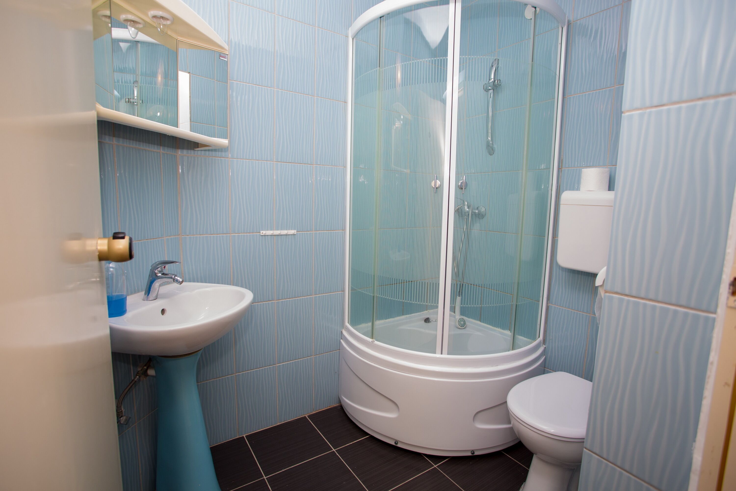 Studio apartment with terrace and sea view A7 | Bathroom | Shower, towels, soap, toilet paper