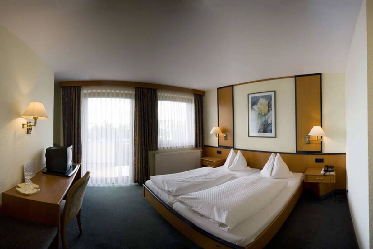 Business Double Room | Desk, blackout curtains, soundproofing, iron/ironing board (on request)