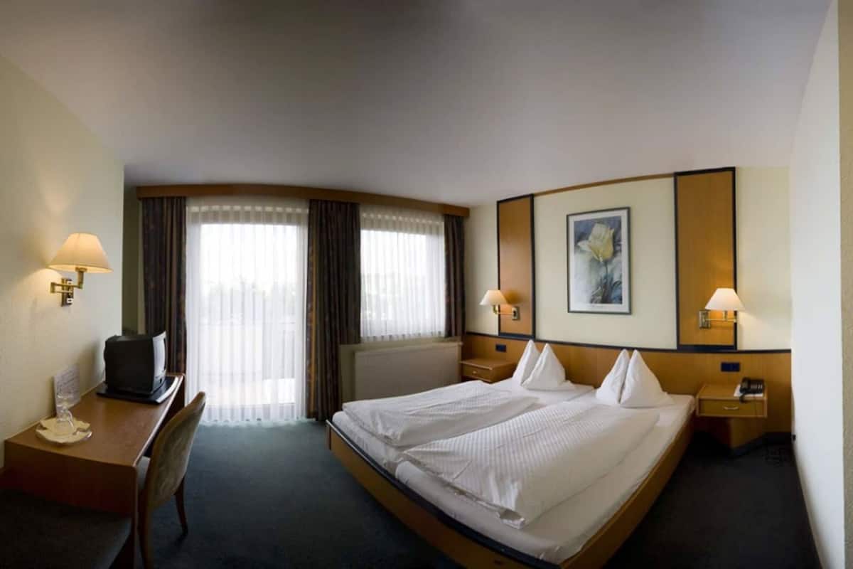 Business-herbergi með tvíbreiðu rúmi | Skrifborð, myrkratjöld/-gardínur, hljóðeinangrun, straujárn/strauborð